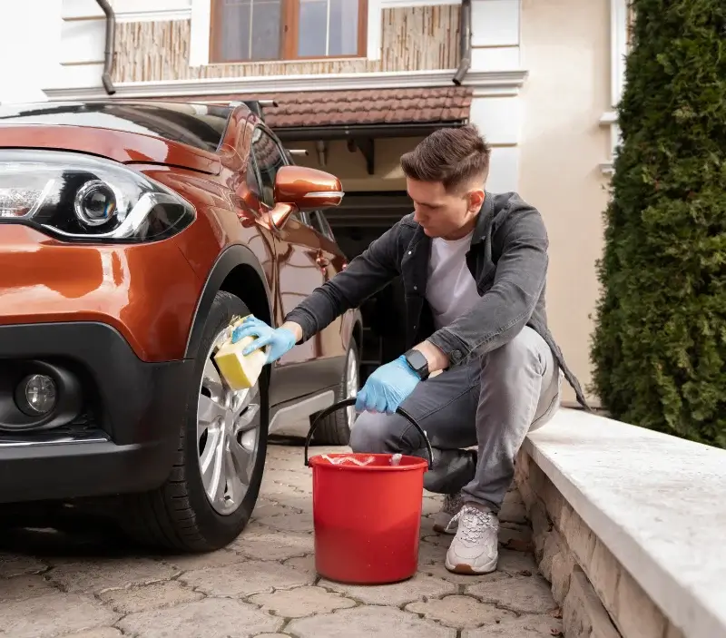 Lavage auto à domicile Dachstein : professionnel intervenant sur un véhicule